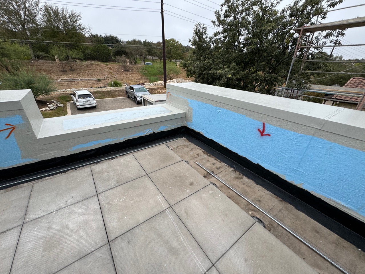Waterproofed deck and parapet transition
